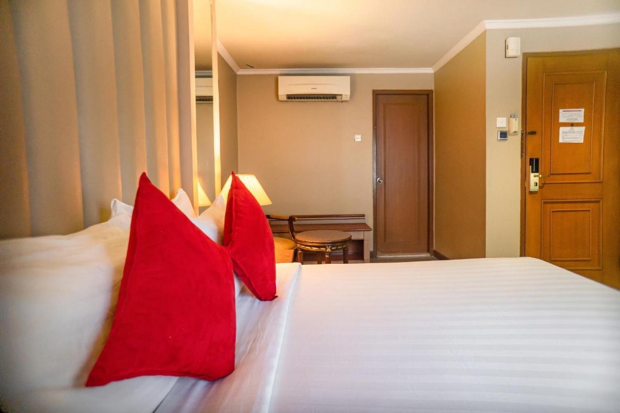 Olympic Hotel Jakarta Buitenkant foto