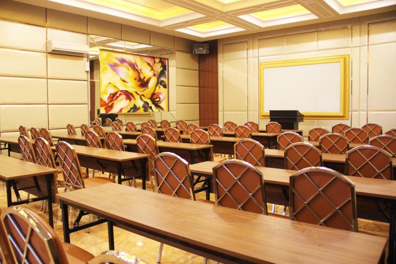 Olympic Hotel Jakarta Buitenkant foto
